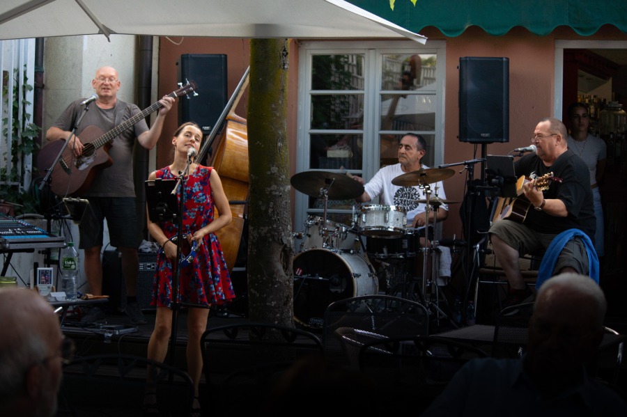 WE4Musik na żywo: Ortwin na basie, Weronika przy mikrofonie, Walter na perkusji i Harald na gitarze.